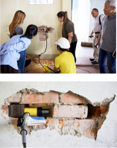 現地でのレンガ壁せん断試験の様子